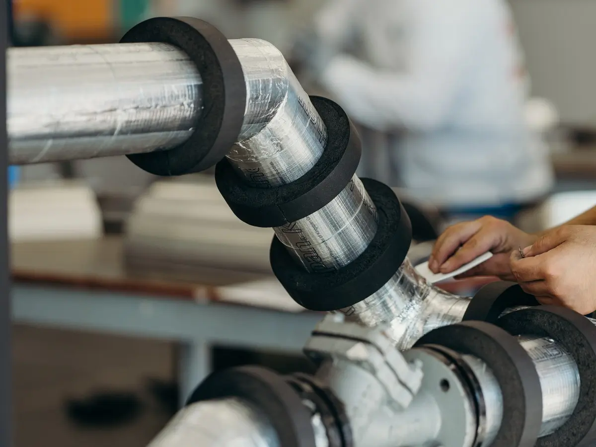 Jak norma NORSOK wpływa na pracę monterów izolacji przemysłowych?